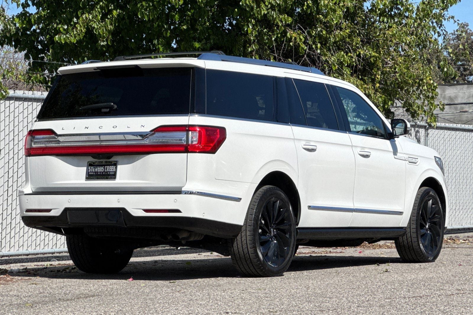 2021 Lincoln Navigator L Reserve Equipment Group 208A Reserve Monochromatic