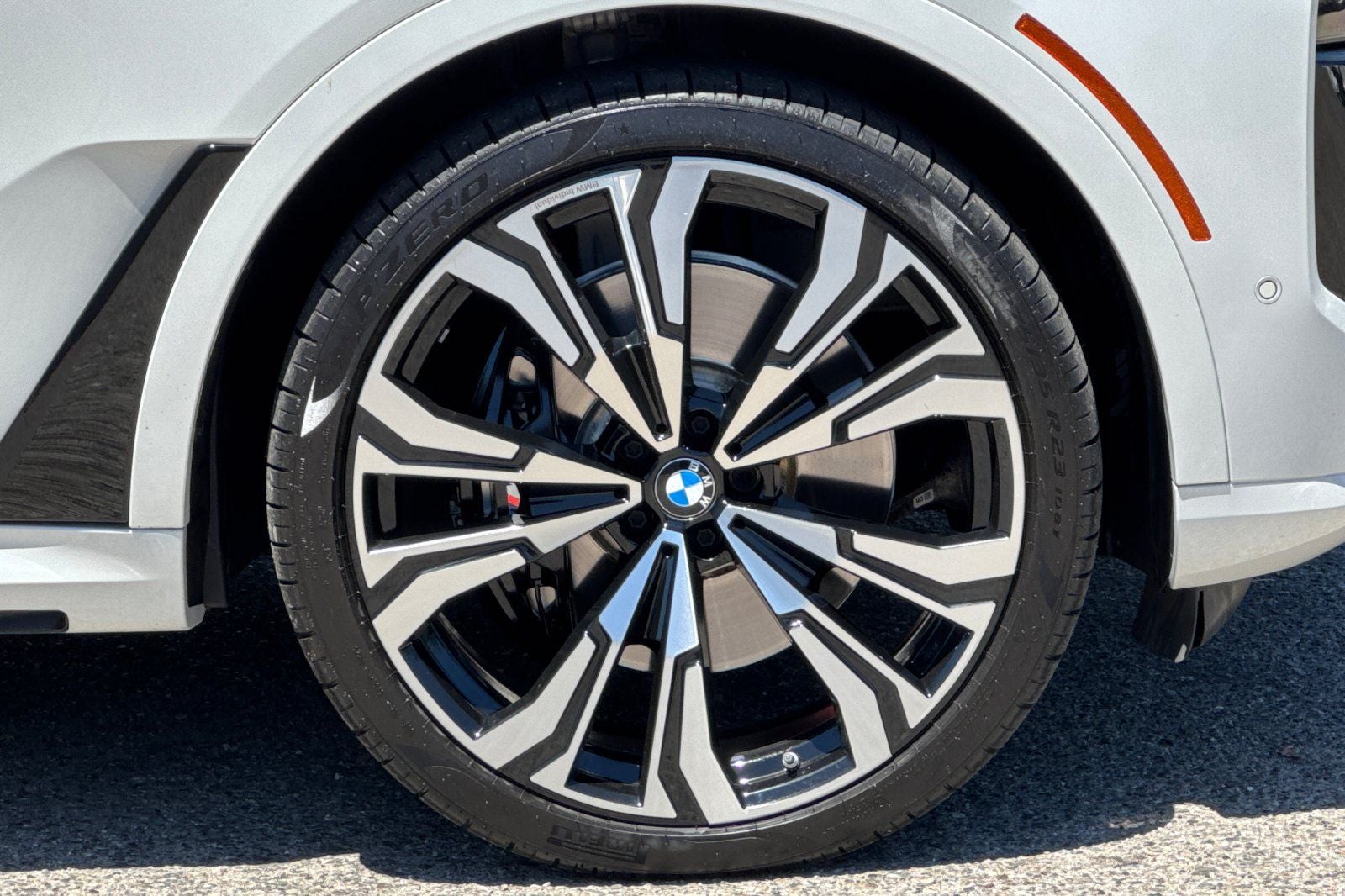 2023 BMW X7 M60i