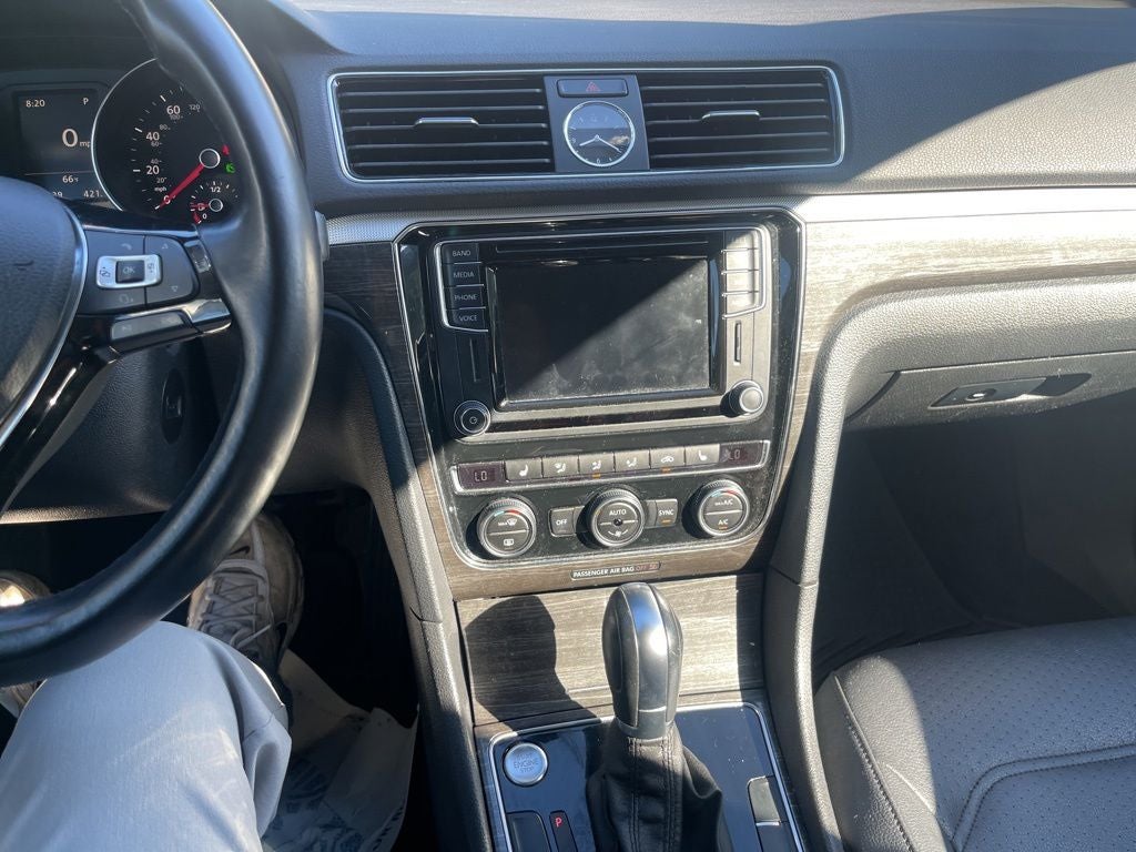 2017 Volkswagen Passat 1.8T SE w/Technology
