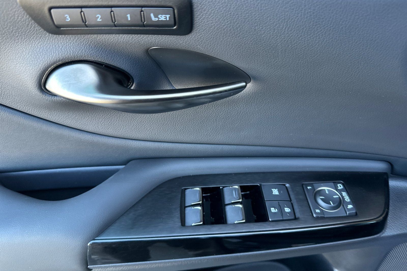 2025 Lexus ES 300h