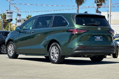 2022 Toyota Sienna XLE 7 Passenger