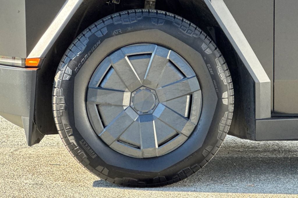 2025 Tesla Cybertruck .