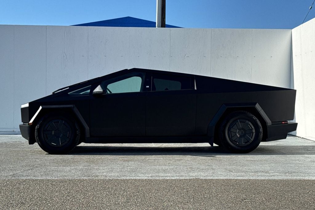 2025 Tesla Cybertruck .