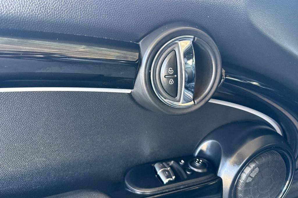 2023 MINI Cooper SE Electric .