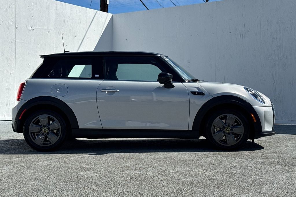 2023 MINI Cooper SE Electric .