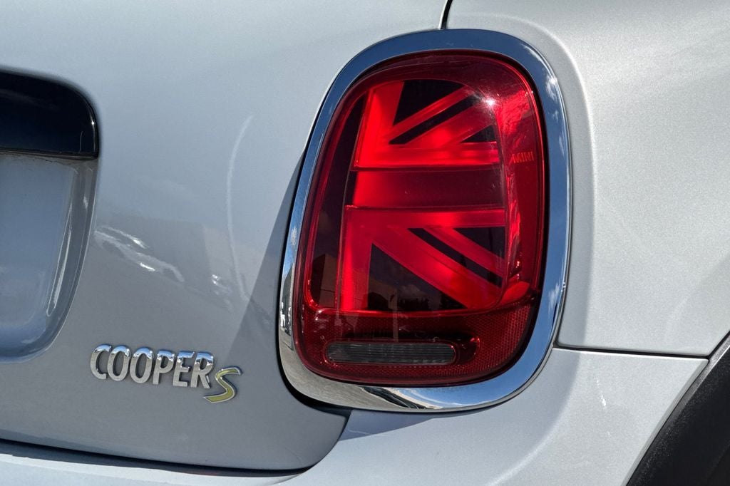 2023 MINI Cooper SE Electric .